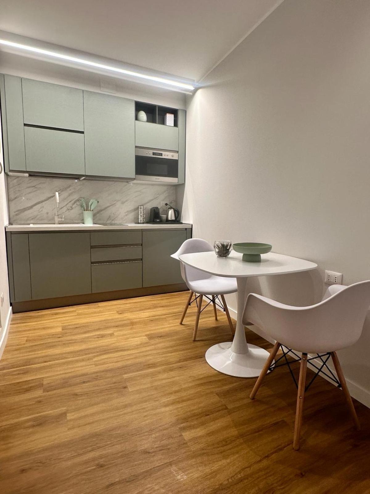 The Captain'S Apartments Sirocco - City Center Leonardo Academy Sesto Calende Exterior photo